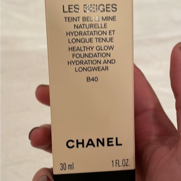 Chanel Les Beiges Healthy Glow Foundation B40 - Picture 2 of 3